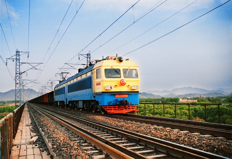 1.   株洲電力機(jī)車(chē)有限公司生產(chǎn)的韶山4型電力機(jī)車(chē)行駛在我國(guó)第一條開(kāi)行萬(wàn)噸單元重載雙線電氣化鐵路大秦線上.胡斌攝.jpg
