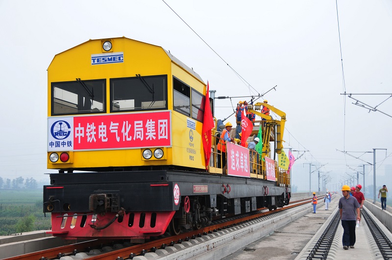 1-2  圖為津秦鐵路客運(yùn)專線接觸網(wǎng)導(dǎo)線架設(shè)作業(yè)現(xiàn)場。 李朝臻攝.jpg